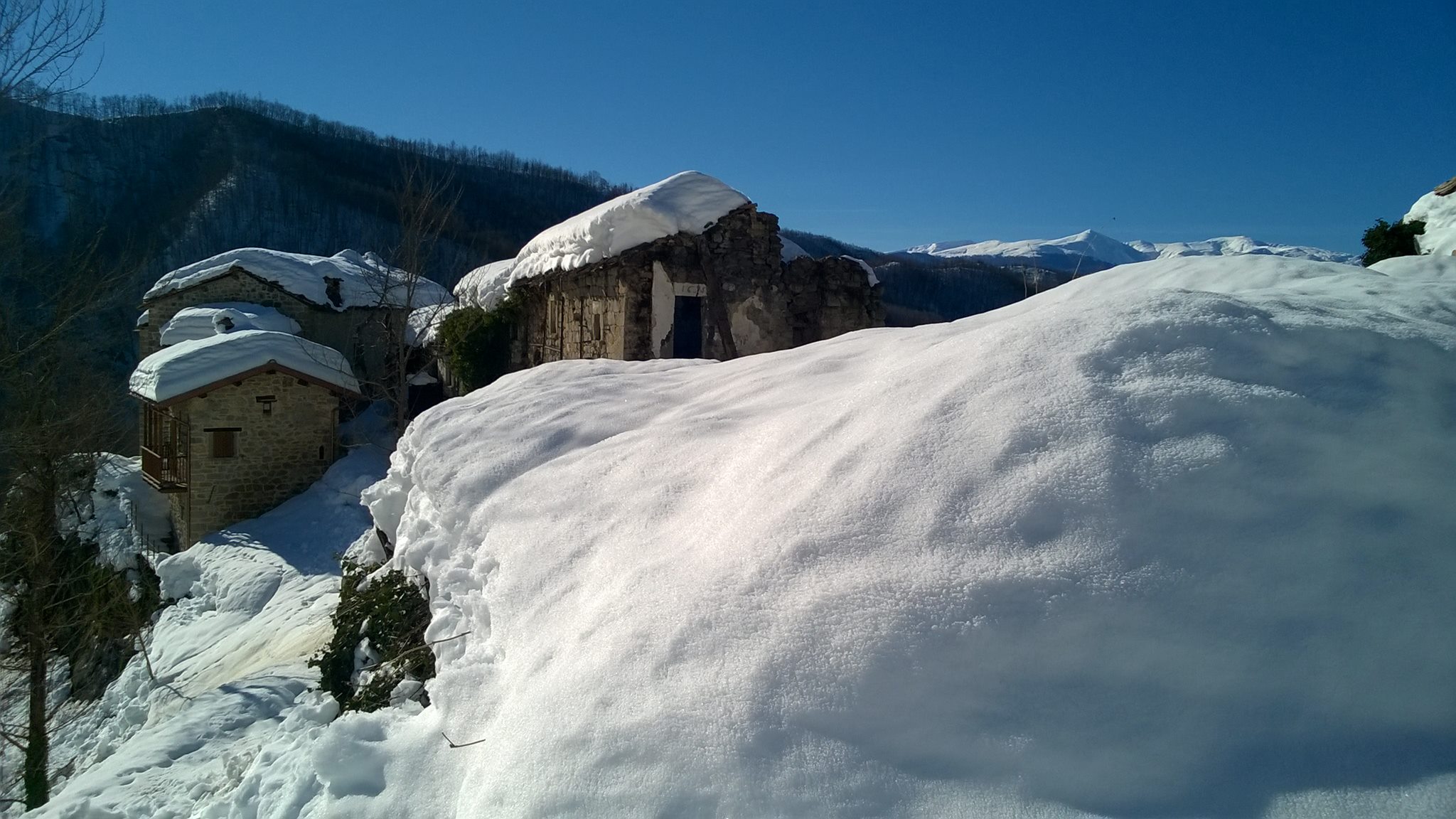 Laturo dopo 8 giorni dalla grande nevicata del 2017 che ha colpito l'abruzzo. nei primi giorni ne ha fatta piu di due metri più 3 scosse di terremoto. numerose piante spezzate, crollo di un angolo di un rudere e numerosi cartelli informativi distrutti